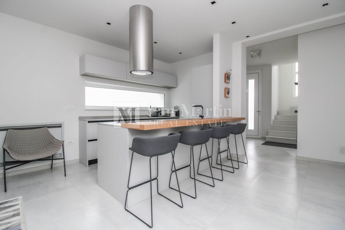 Poreč - moderna hiša z bazenom. BLIZU MORJA!