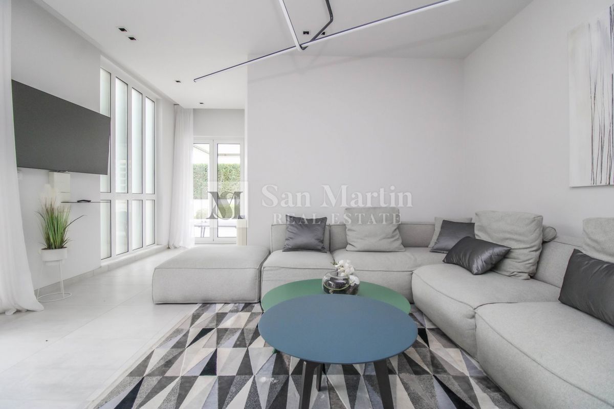 Poreč - moderna hiša z bazenom. BLIZU MORJA!