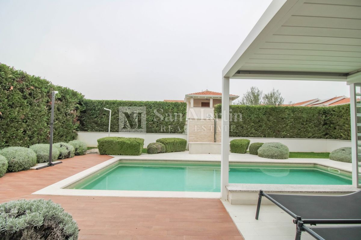 Poreč - moderna hiša z bazenom. BLIZU MORJA!