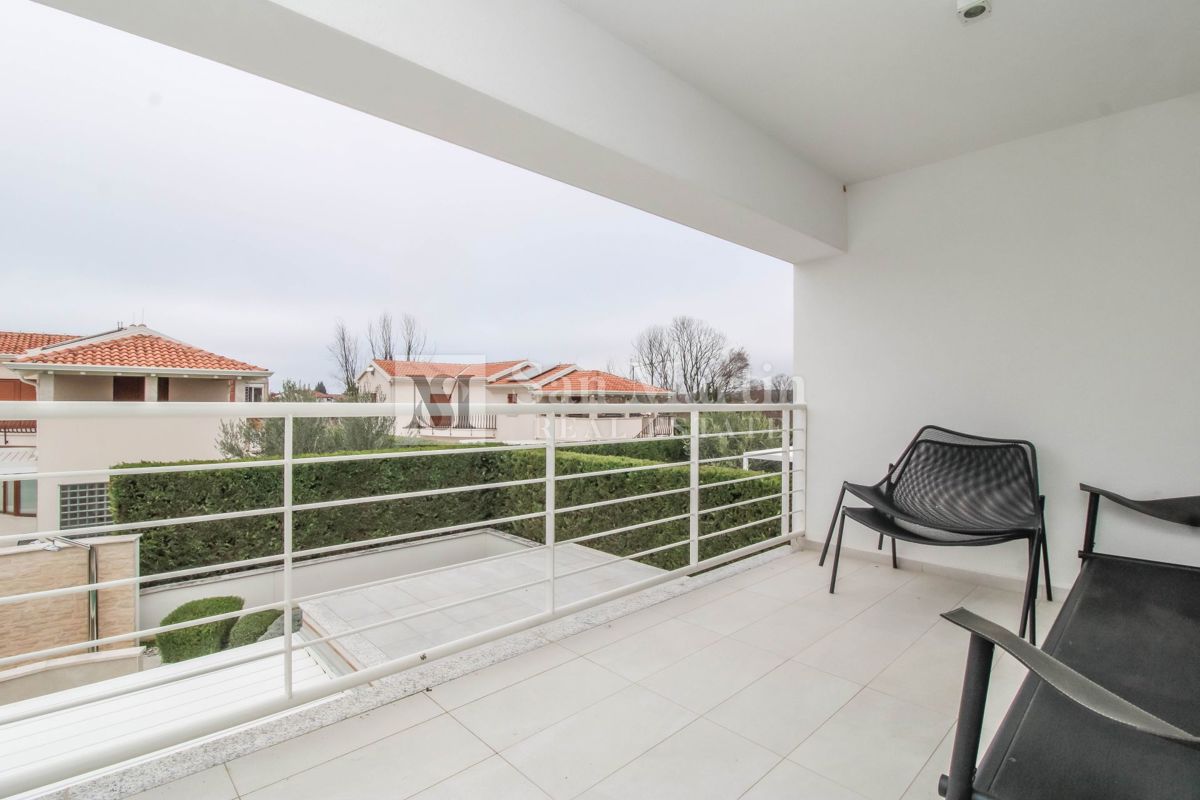 Poreč - moderna hiša z bazenom. BLIZU MORJA!