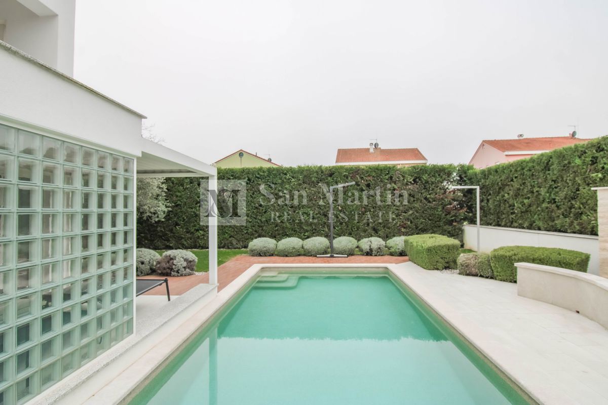 Poreč - moderna hiša z bazenom. BLIZU MORJA!