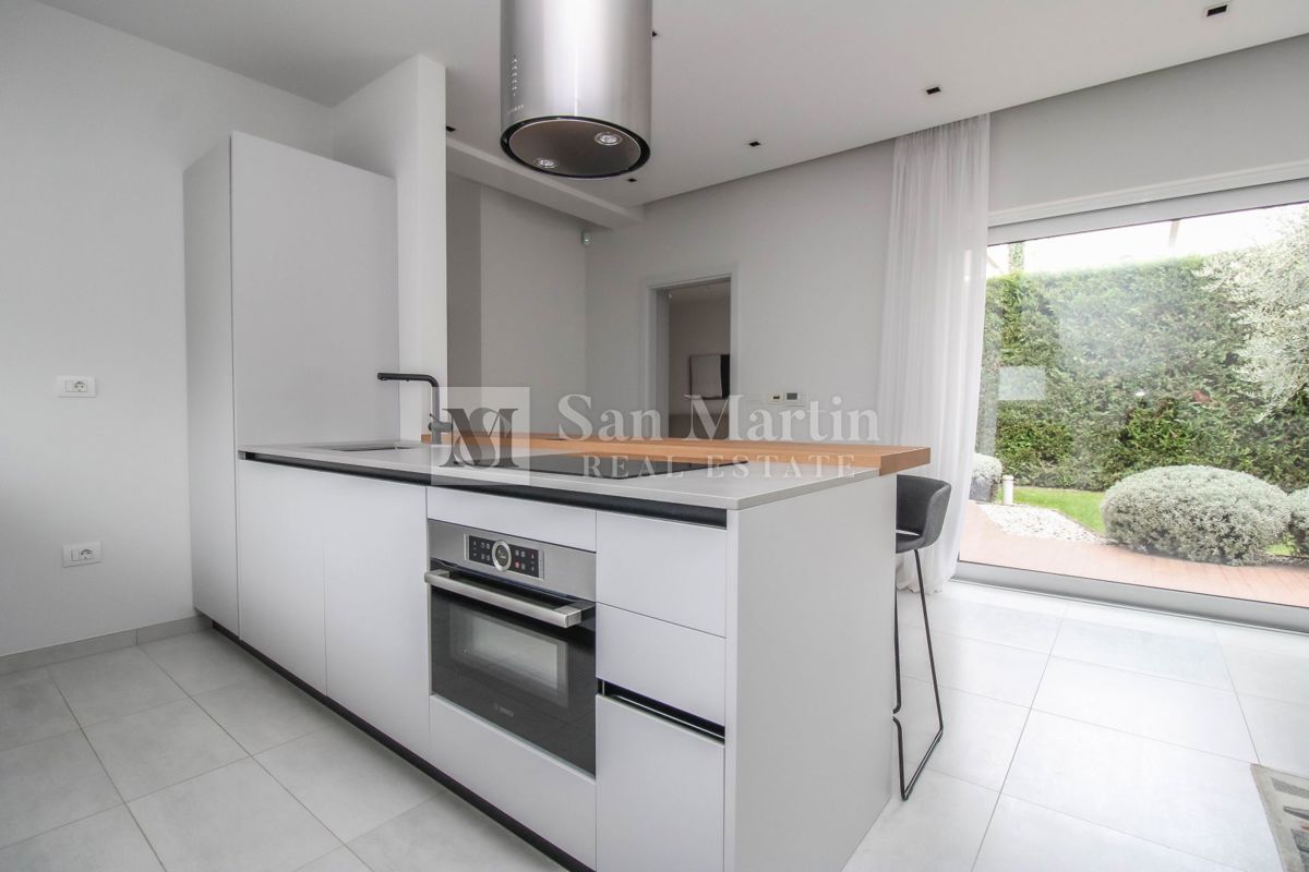 Poreč - moderna hiša z bazenom. BLIZU MORJA!