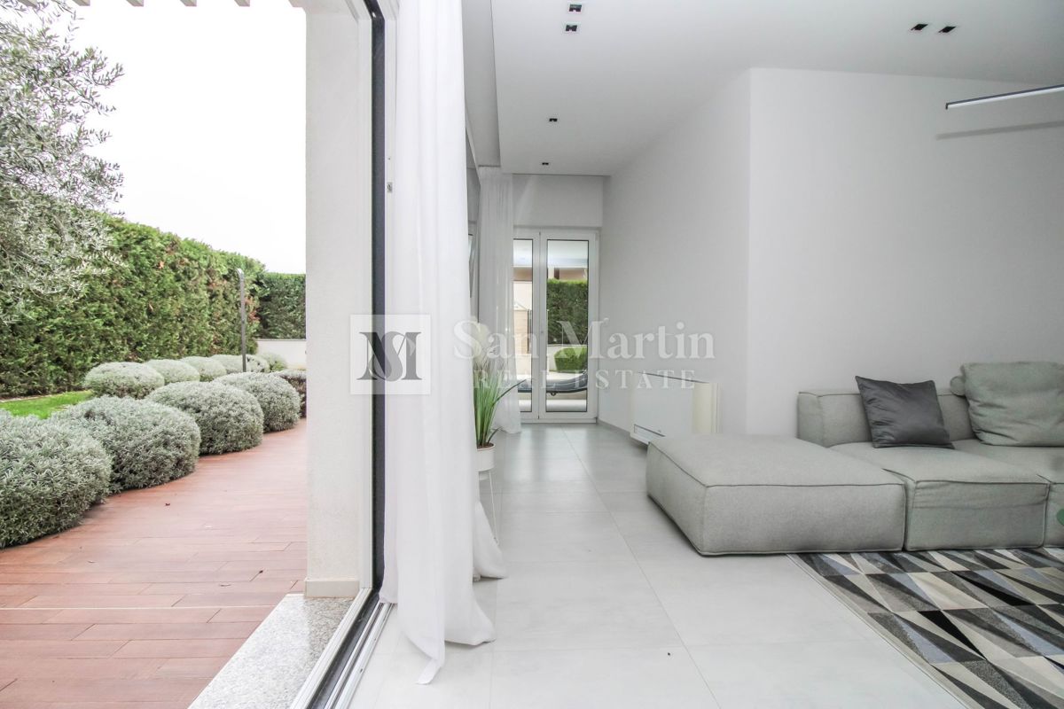 Poreč - moderna hiša z bazenom. BLIZU MORJA!