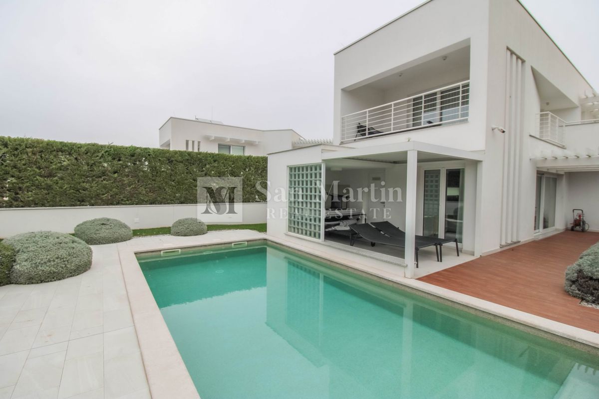 Poreč - moderna hiša z bazenom. BLIZU MORJA!