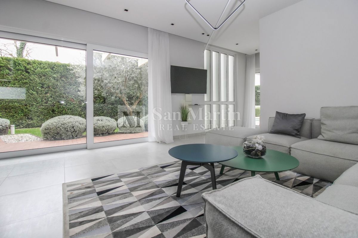 Poreč - moderna hiša z bazenom. BLIZU MORJA!