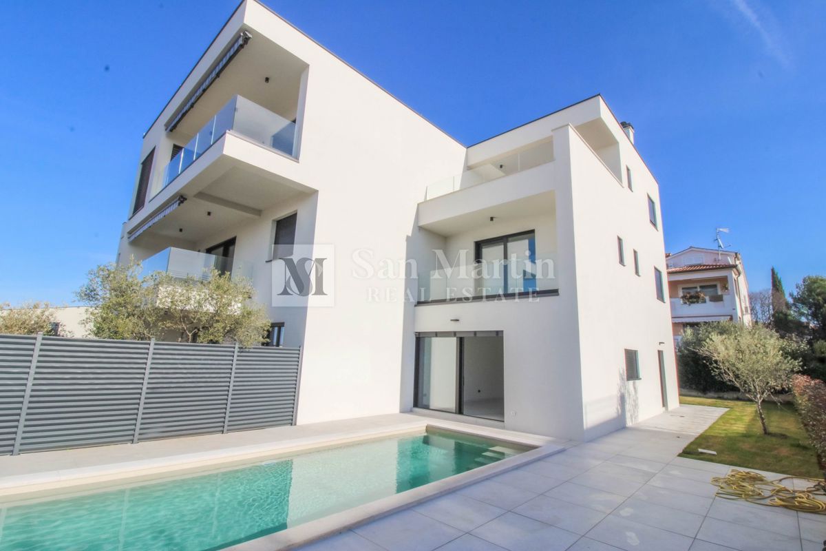 Poreč – Hiša z bazenom, 800 m od morja – POGLED NA MORJE!