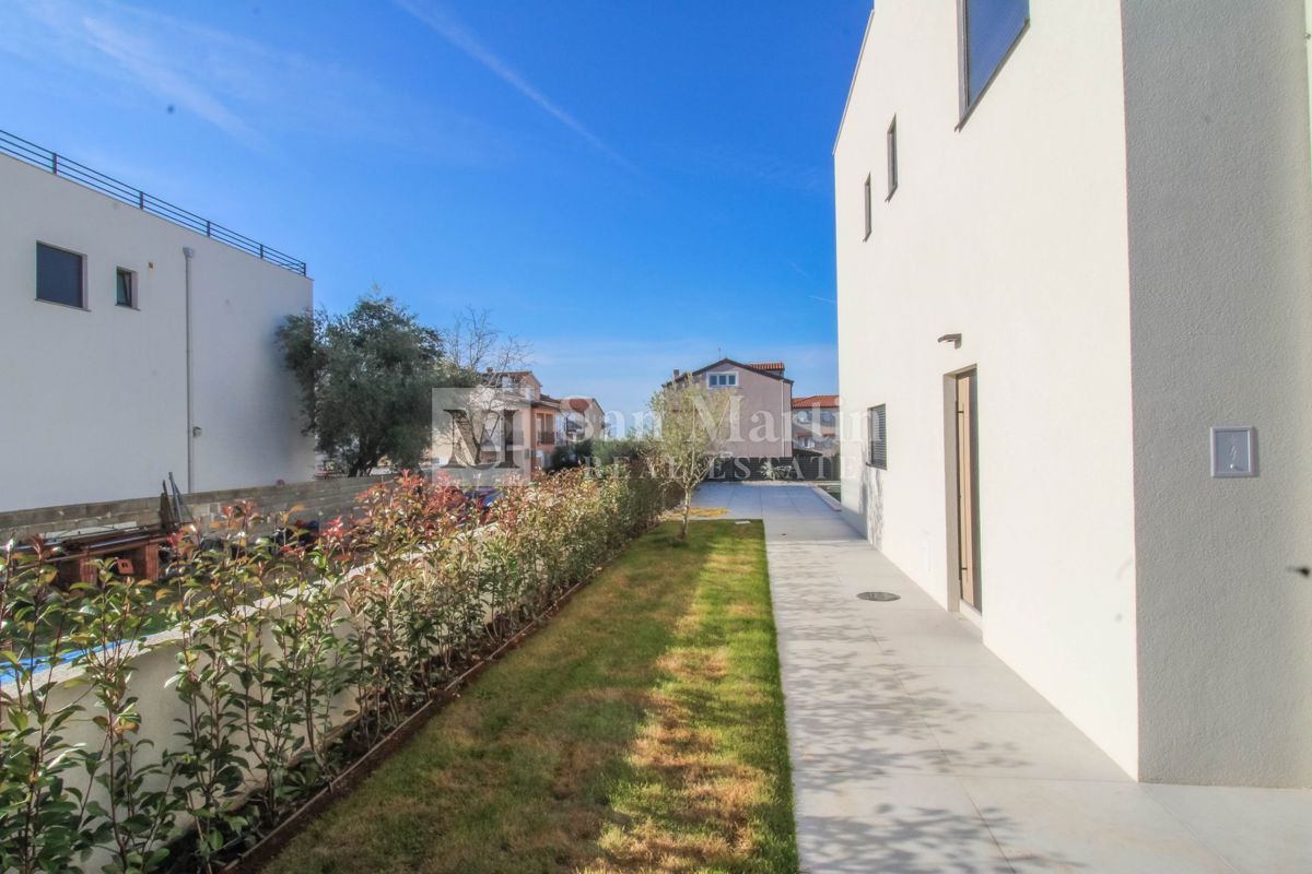 Poreč – Hiša z bazenom, 800 m od morja – POGLED NA MORJE!