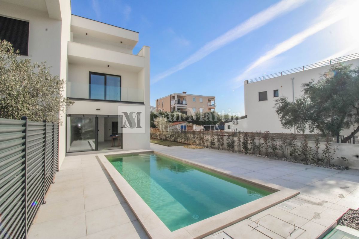 Poreč – Hiša z bazenom, 800 m od morja – POGLED NA MORJE!