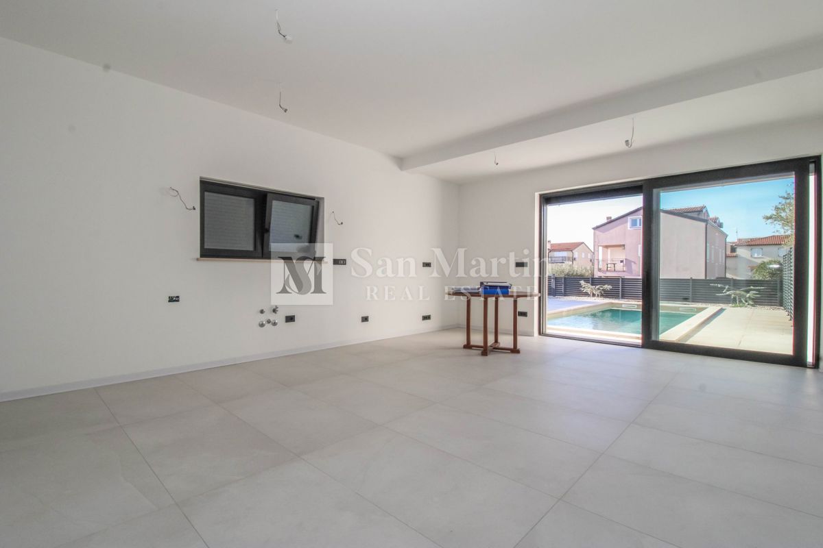 Poreč – Hiša z bazenom, 800 m od morja – POGLED NA MORJE!