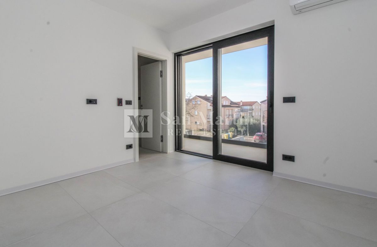 Poreč – Hiša z bazenom, 800 m od morja – POGLED NA MORJE!