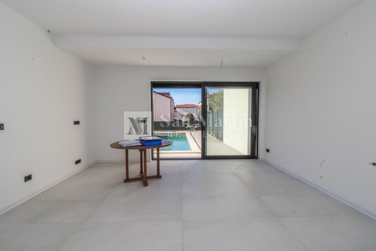 Poreč – Hiša z bazenom, 800 m od morja – POGLED NA MORJE!