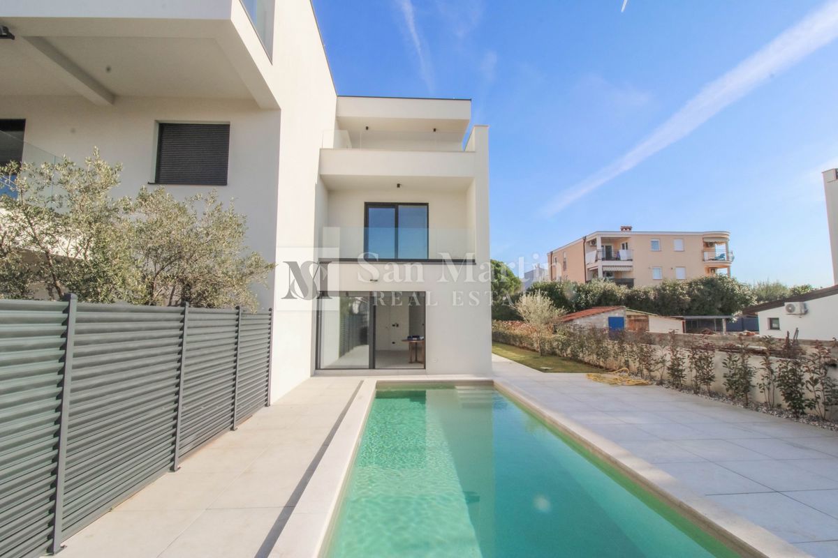 Poreč – Hiša z bazenom, 800 m od morja – POGLED NA MORJE!