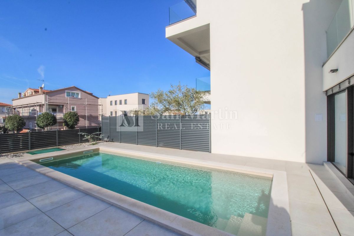 Poreč – Hiša z bazenom, 800 m od morja – POGLED NA MORJE!