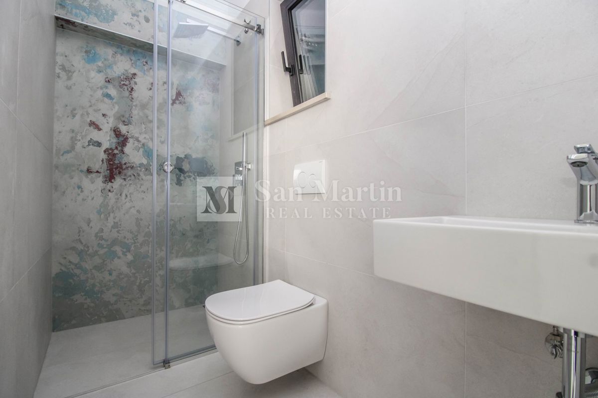 Poreč – Hiša z bazenom, 800 m od morja – POGLED NA MORJE!