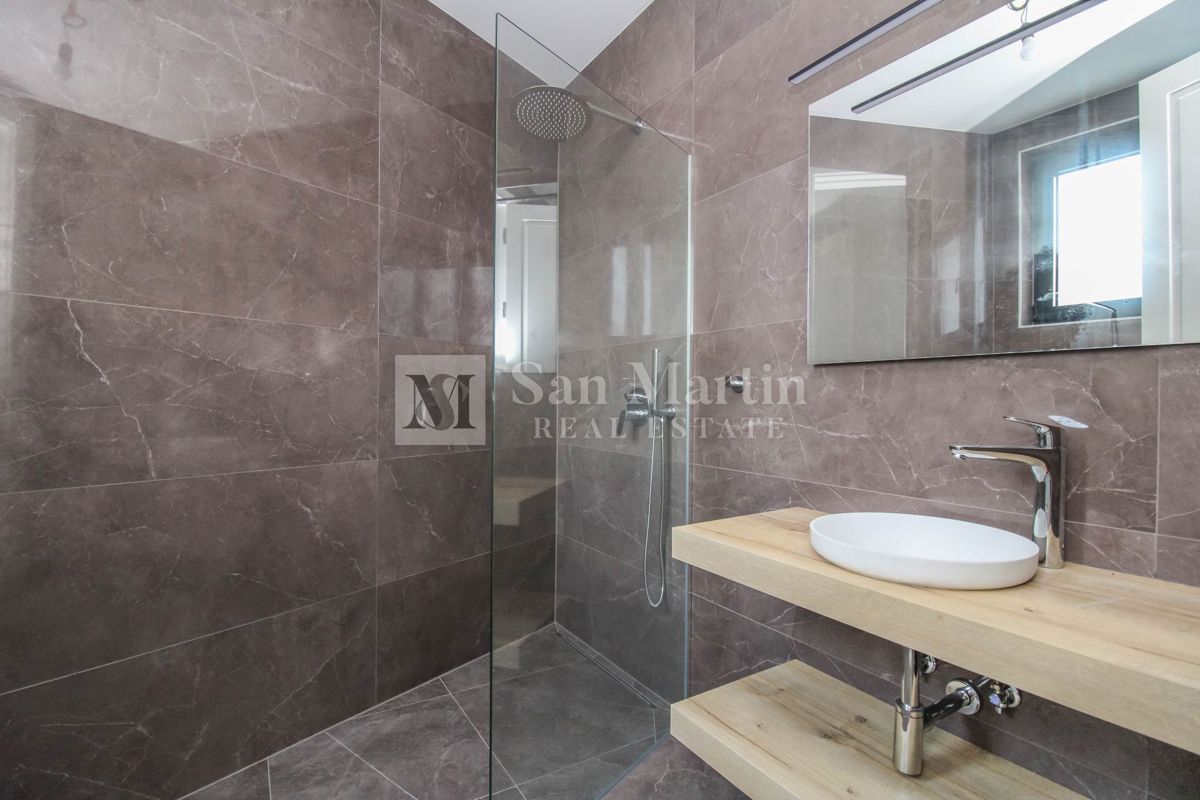 Poreč, moderno stanovanje v pritličju z vrtom.