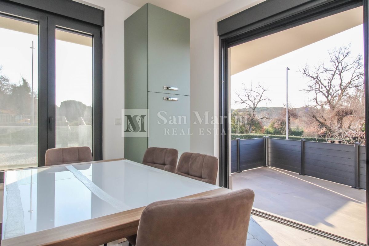 Poreč, moderno stanovanje v pritličju z vrtom.