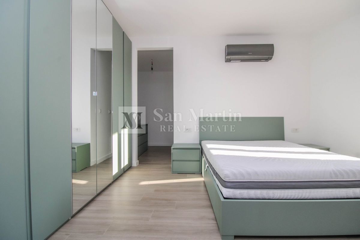 Poreč, moderno stanovanje v pritličju z vrtom.