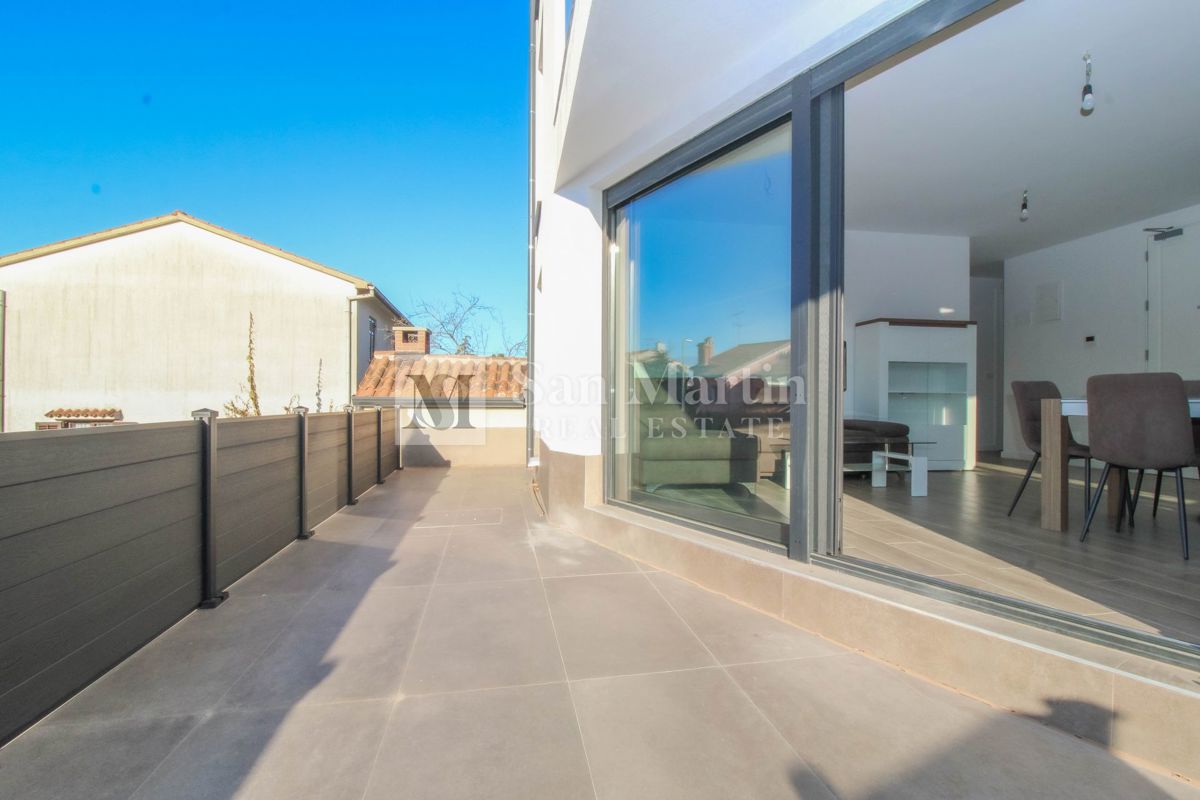 Poreč, moderno stanovanje v pritličju z vrtom.