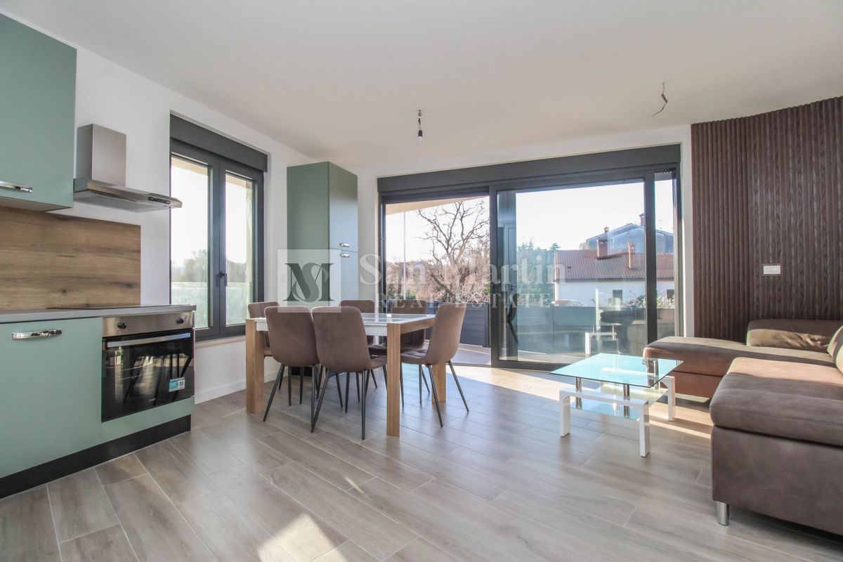 Poreč, moderno stanovanje v pritličju z vrtom.