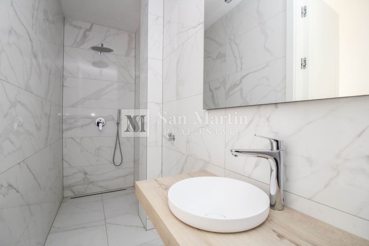 Poreč, moderno stanovanje v pritličju z vrtom.