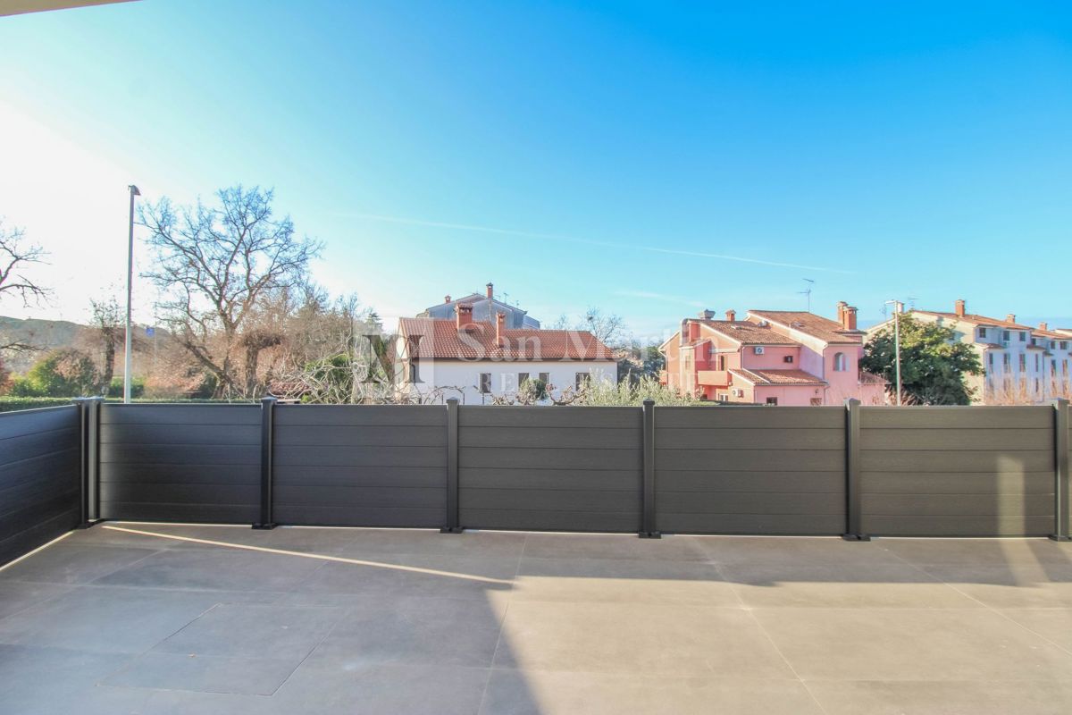 Poreč, moderno stanovanje v pritličju z vrtom.