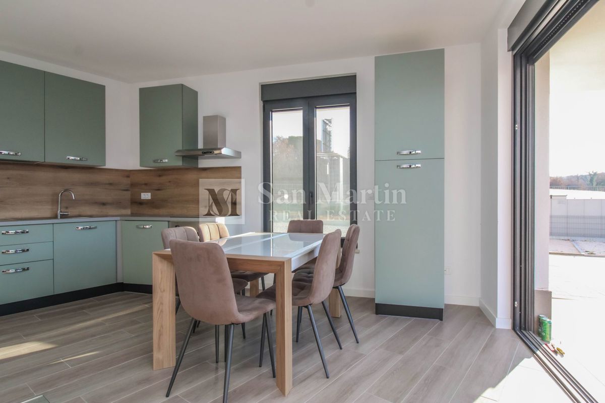 Poreč, moderno stanovanje v pritličju z vrtom.