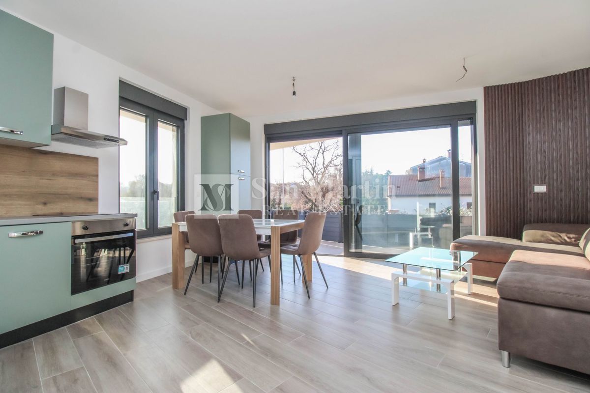 Poreč, moderno stanovanje v pritličju z vrtom.