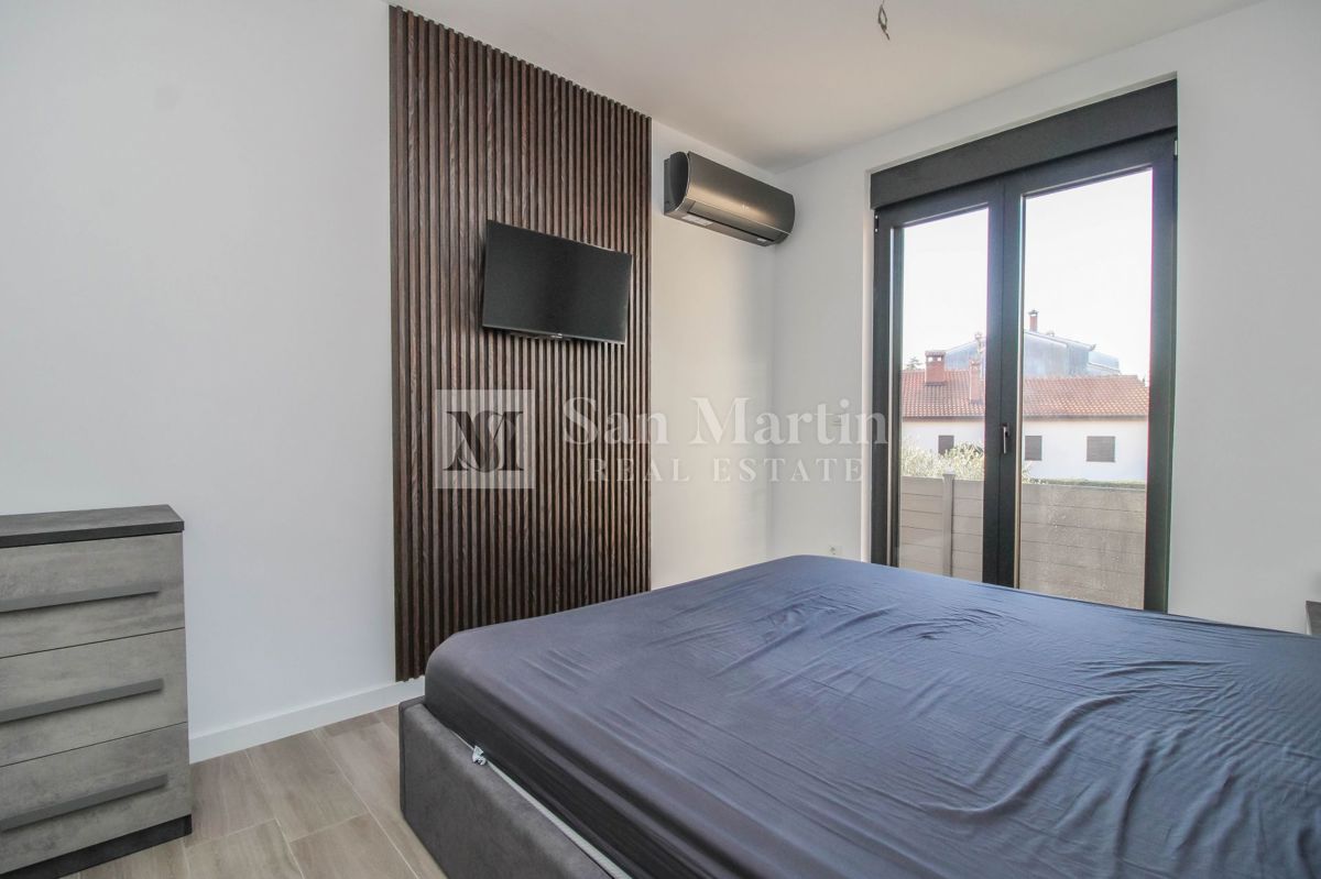 Poreč, moderno stanovanje v pritličju z vrtom.