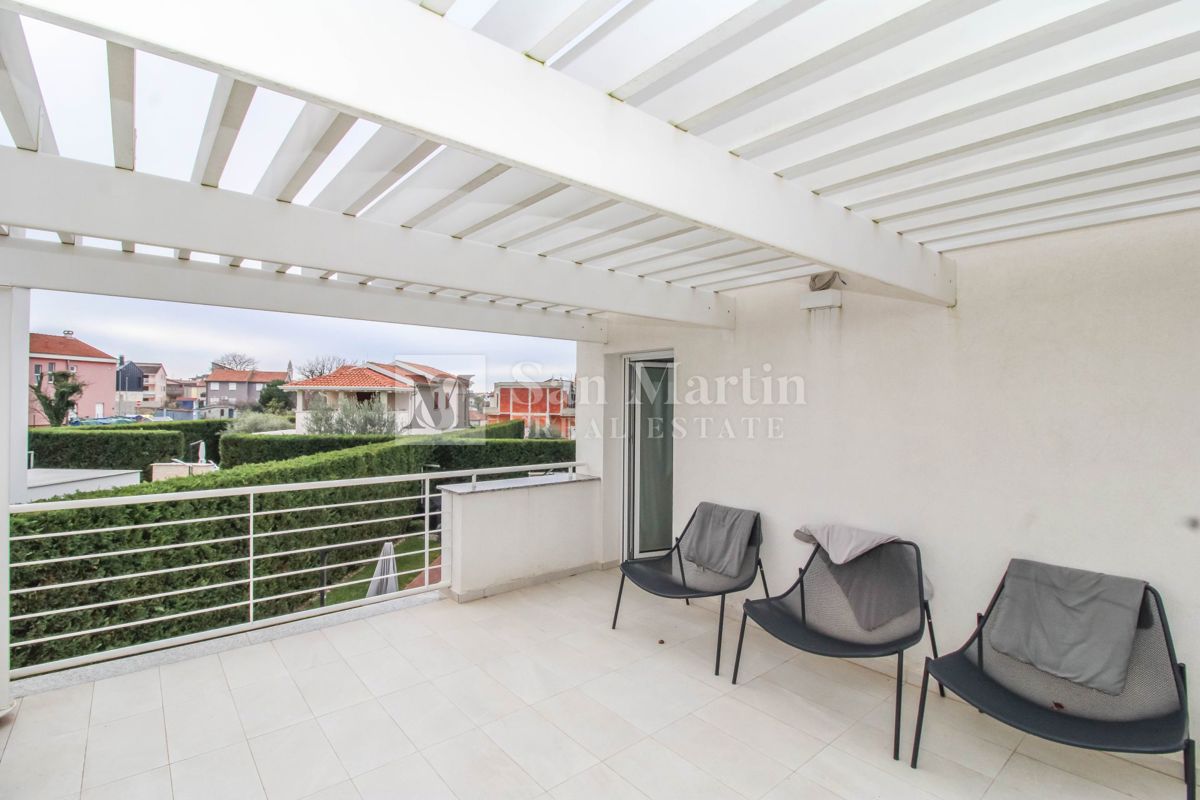 Poreč, okolica - čudovita hiša z bazenom v bližini morja