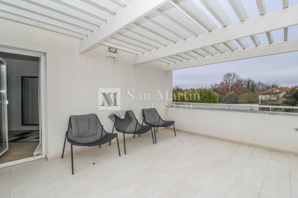 Poreč, okolica - čudovita hiša z bazenom v bližini morja