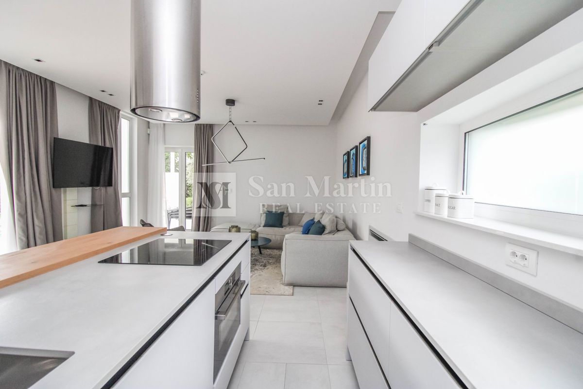 Poreč, okolica - čudovita hiša z bazenom v bližini morja