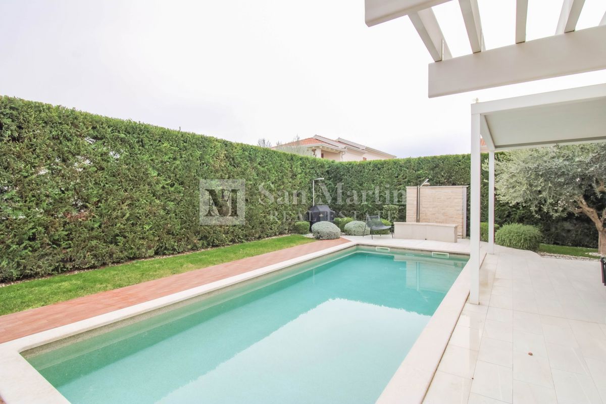 Poreč, okolica - čudovita hiša z bazenom v bližini morja