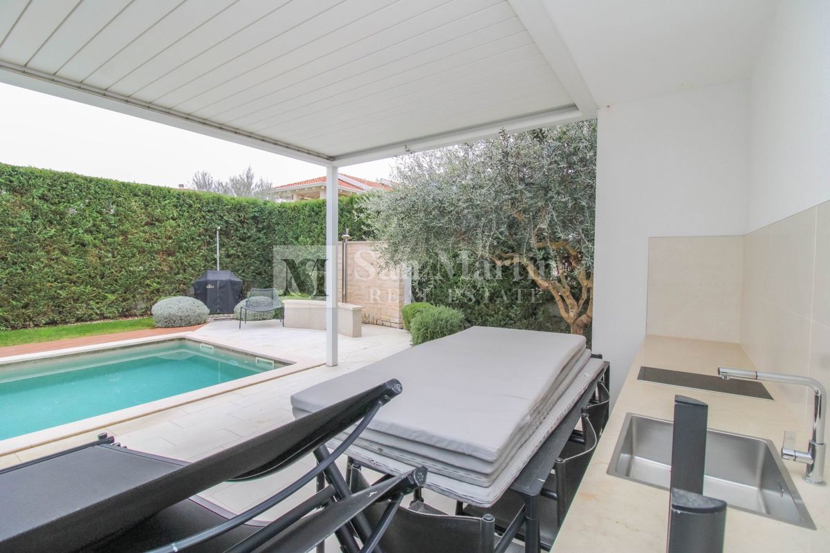 Poreč, okolica - čudovita hiša z bazenom v bližini morja