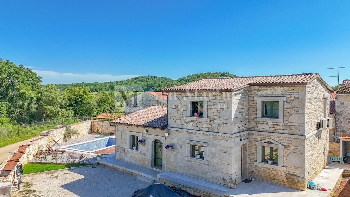 Poreč - lepa kamnita hiša z bazenom v bližini mesta