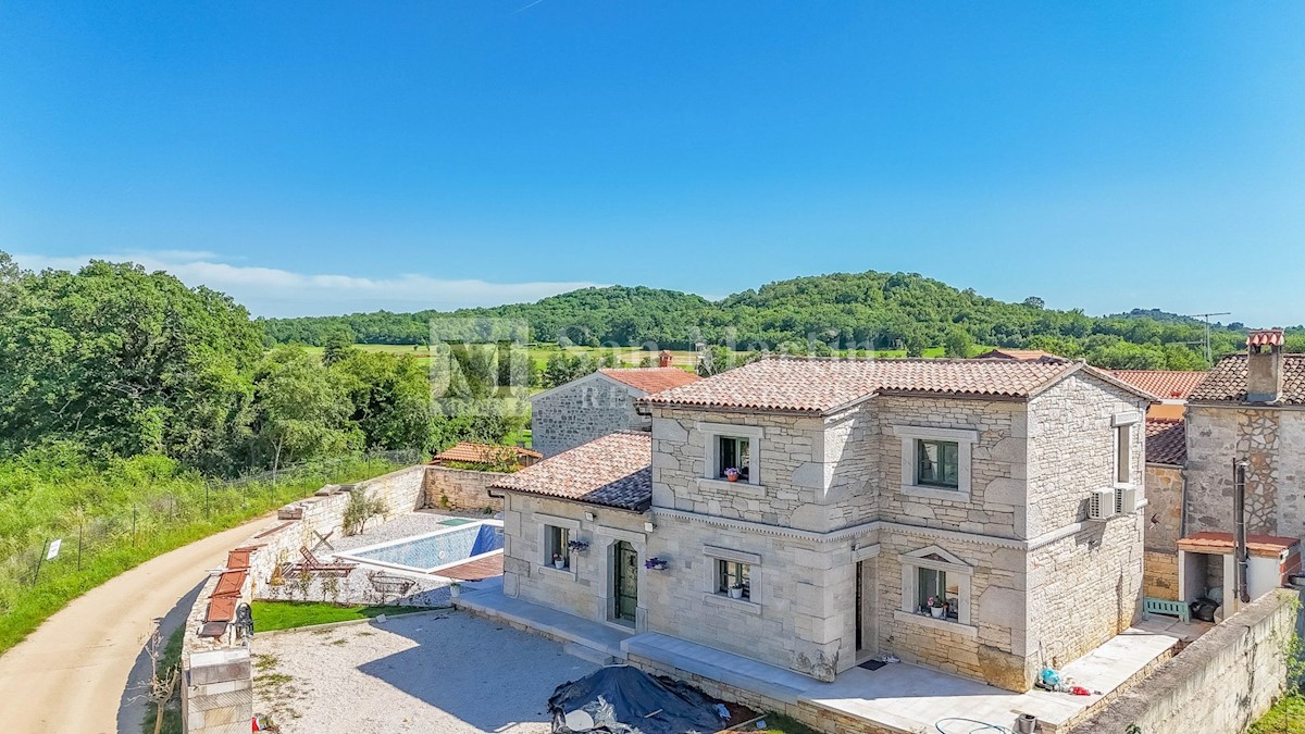Poreč - lepa kamnita hiša z bazenom v bližini mesta
