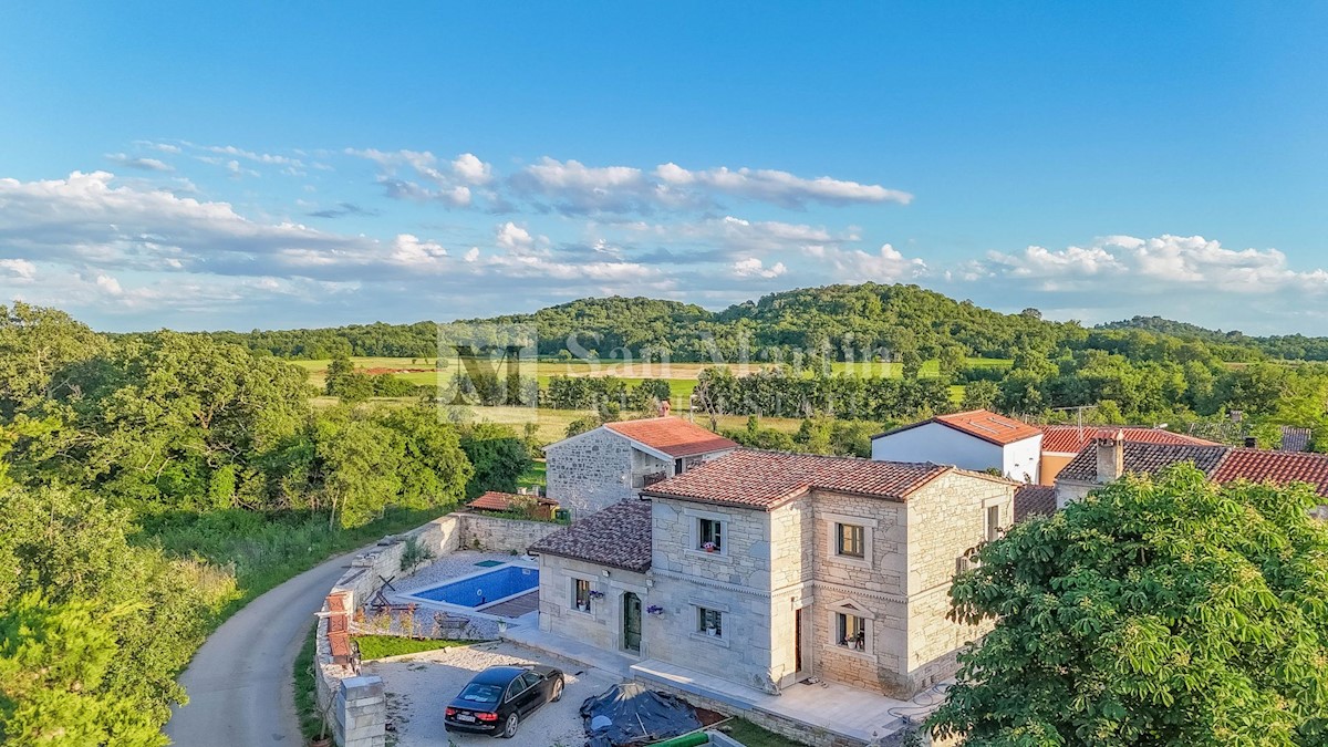 Poreč - lepa kamnita hiša z bazenom v bližini mesta