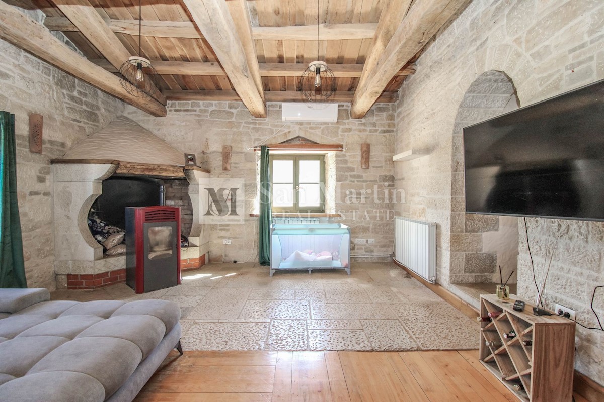Poreč - lepa kamnita hiša z bazenom v bližini mesta