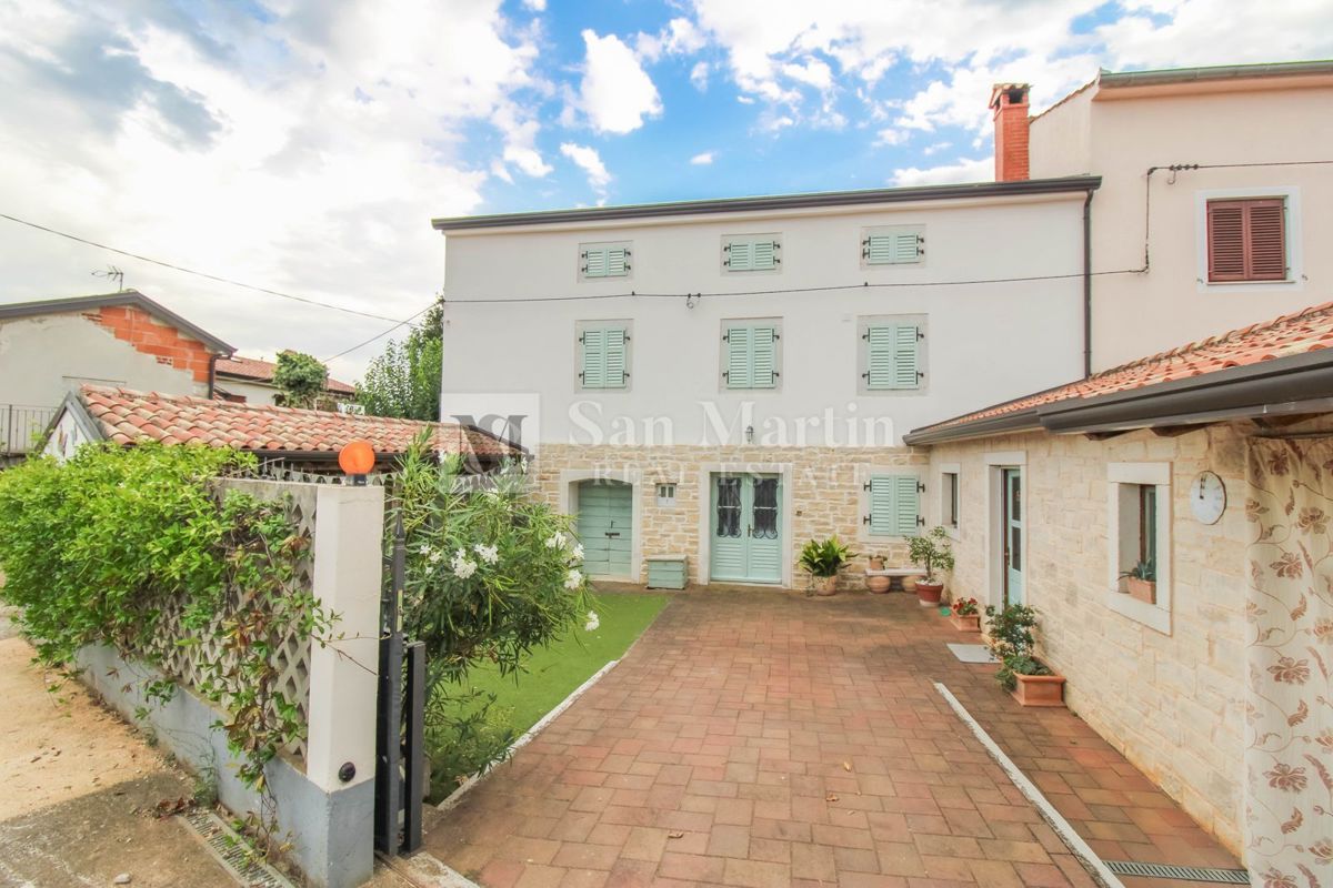 Poreč, okolica – čudovito prenovljena kamnita hiša s 4 spalnicami