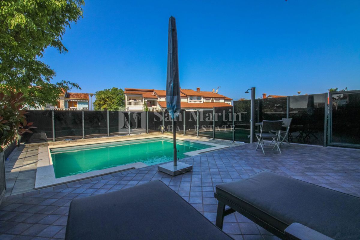 Poreč, okolica – lep, sodoben apartma z bazenom