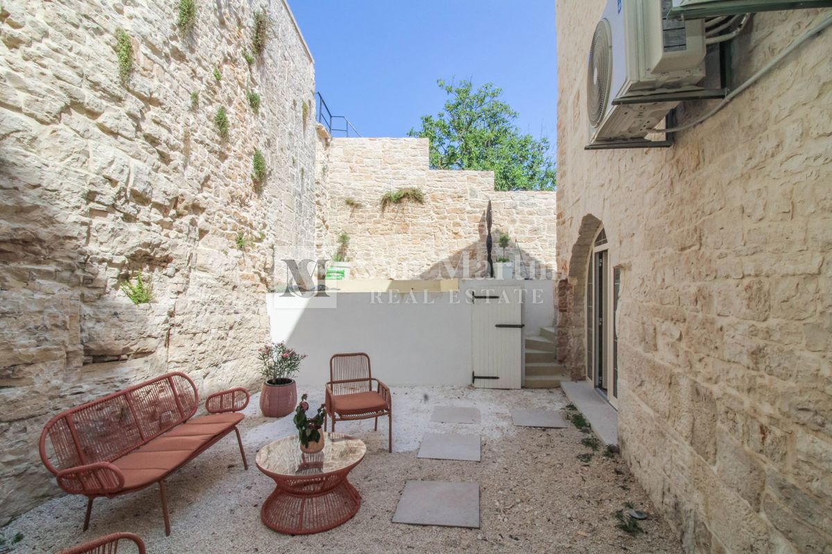 Poreč, kamnita hiša z bazenom in okolico