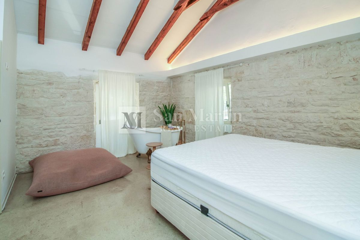 Poreč, kamnita hiša z bazenom in okolico