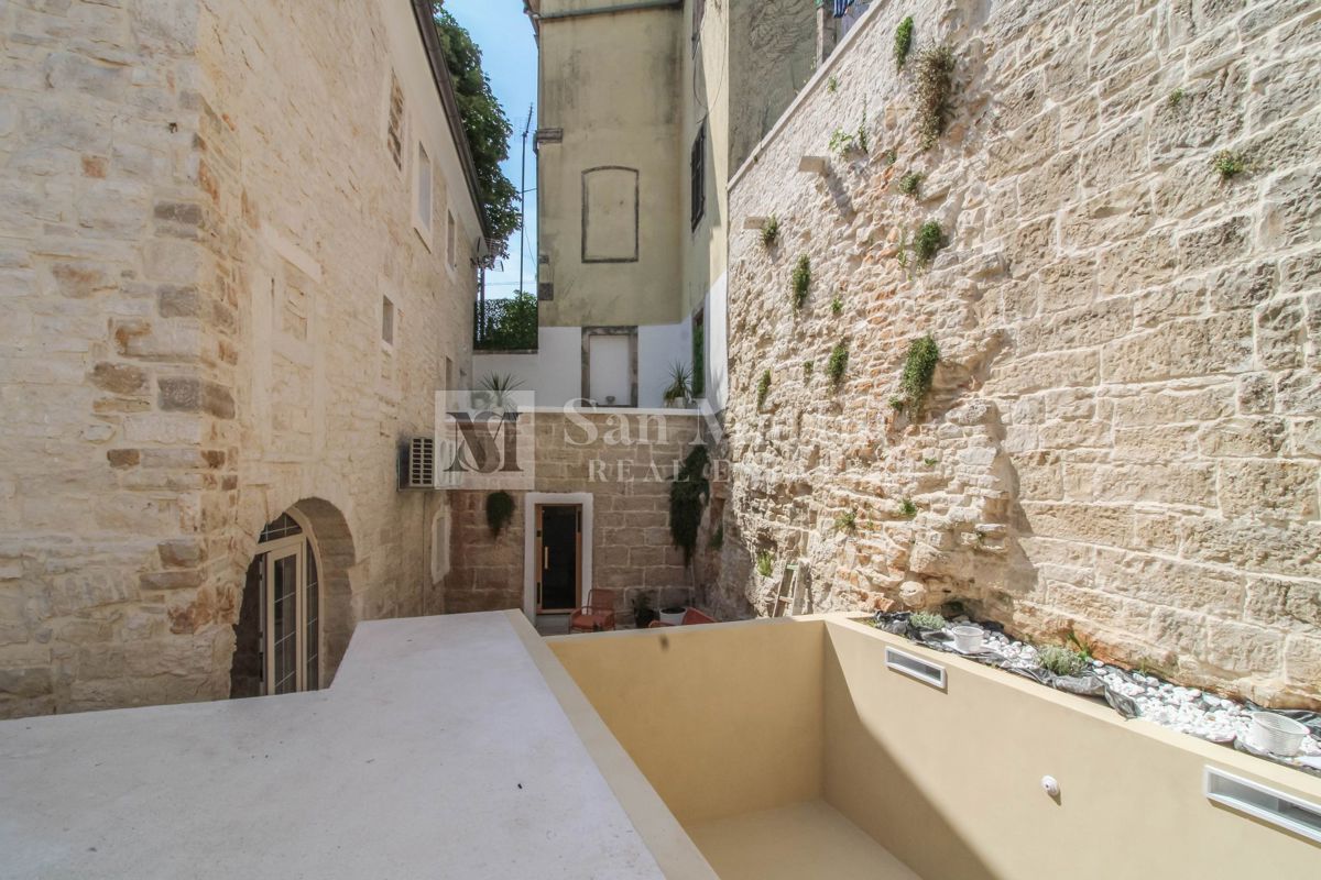 Poreč, kamnita hiša z bazenom in okolico