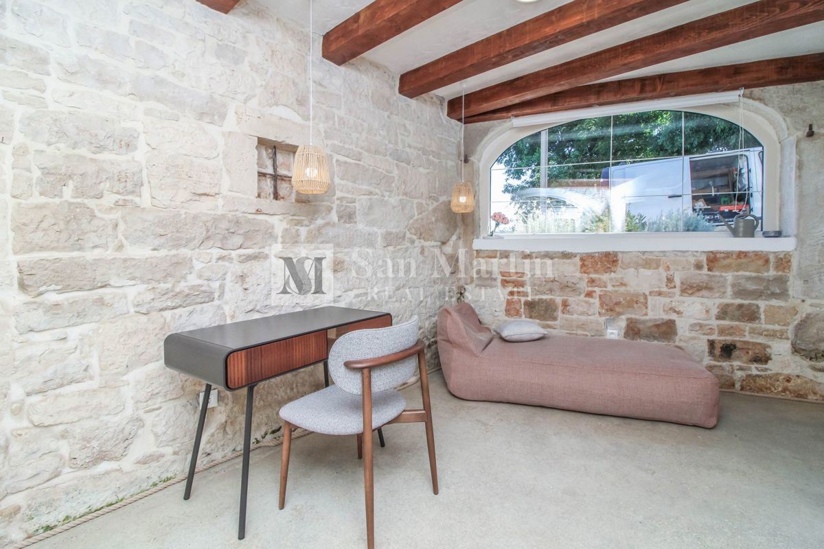 Poreč, kamnita hiša z bazenom in okolico