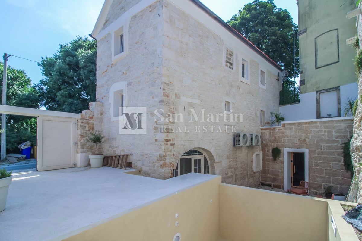 Poreč, kamnita hiša z bazenom in okolico