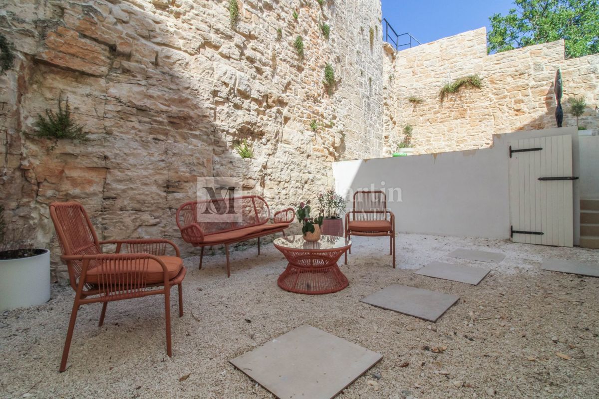 Poreč, kamnita hiša z bazenom in okolico