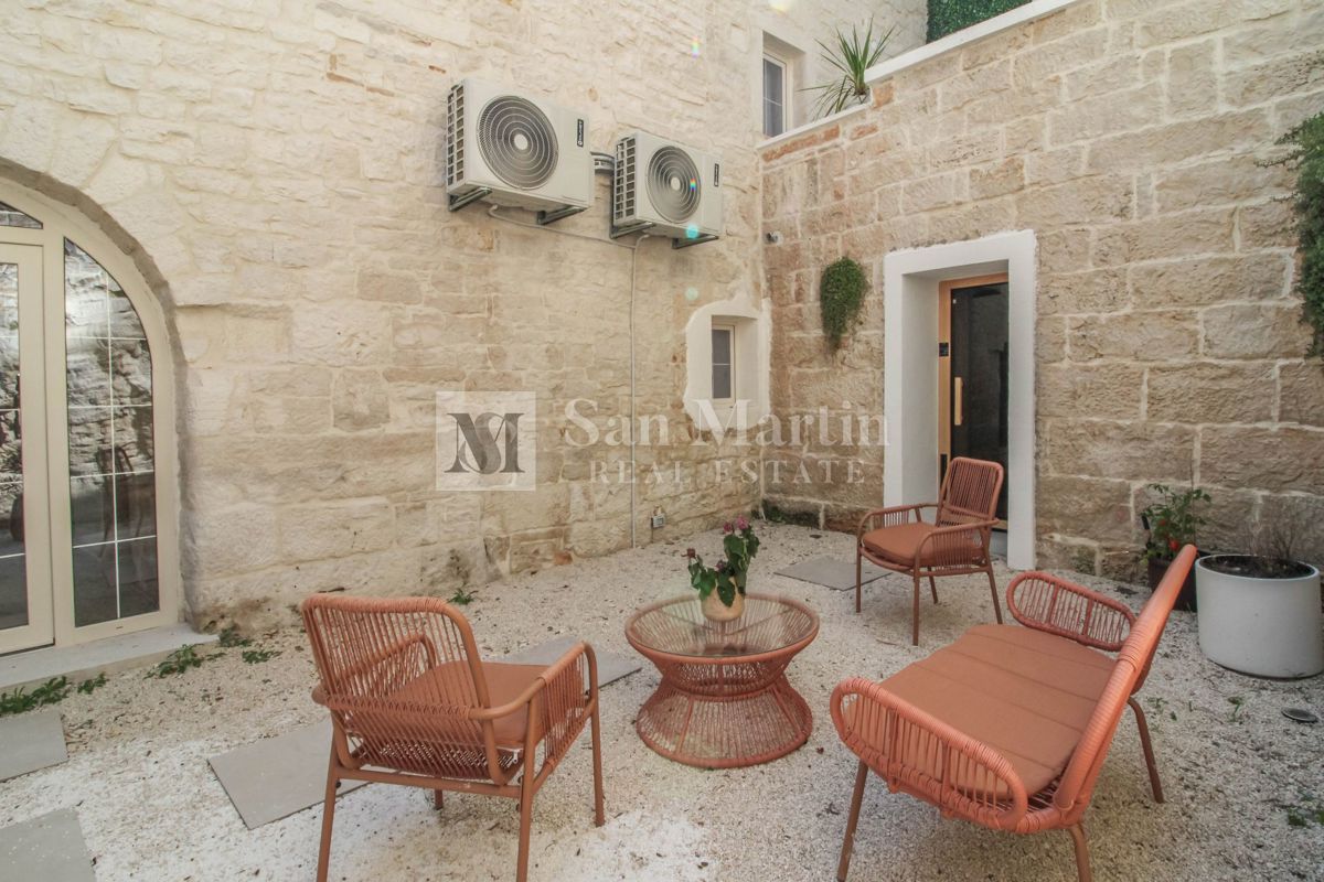 Poreč, kamnita hiša z bazenom in okolico