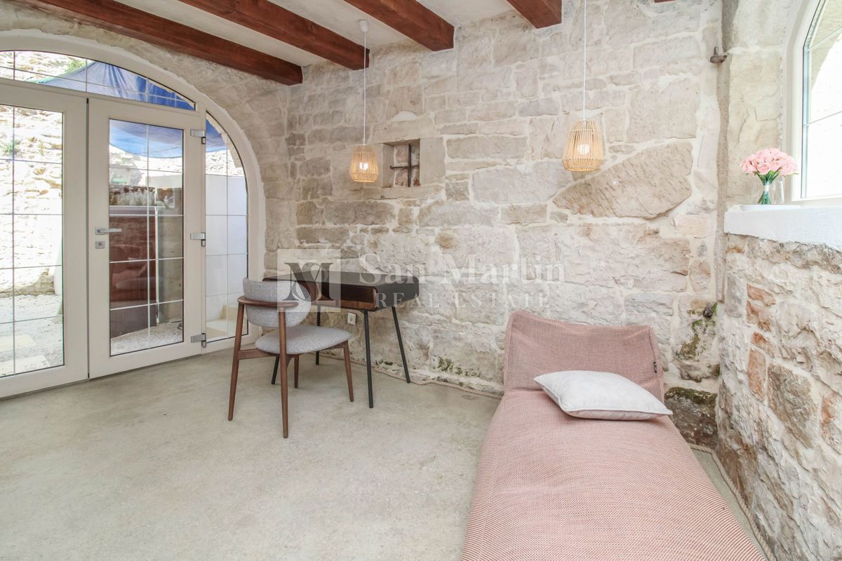 Poreč, kamnita hiša z bazenom in okolico