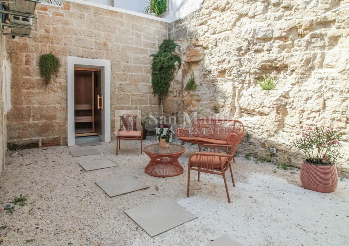 Poreč, kamnita hiša z bazenom in okolico
