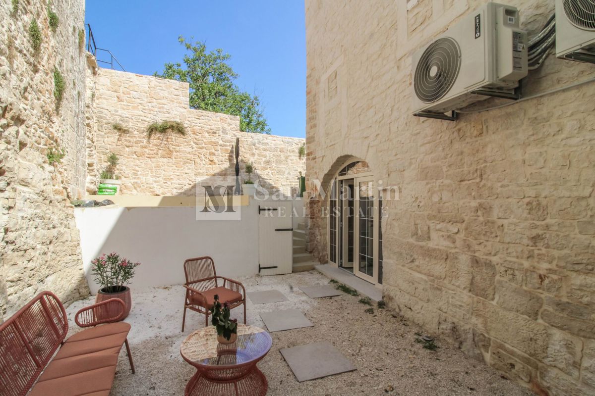 Poreč, kamnita hiša z bazenom in okolico