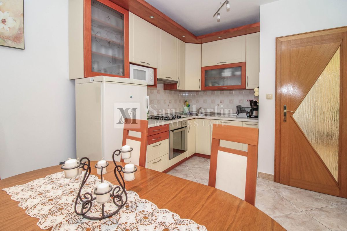POREČ - Hiša z ločenim stanovanjem in gostilno